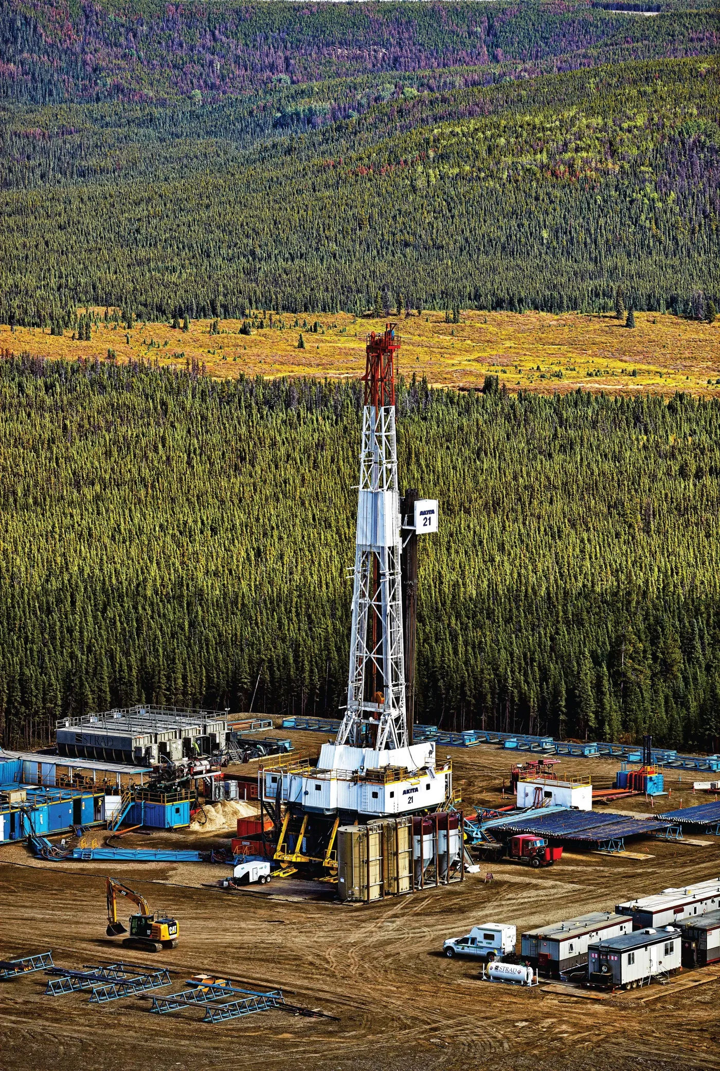 Rig drilling operations at PNW Akita 21-042, Canada